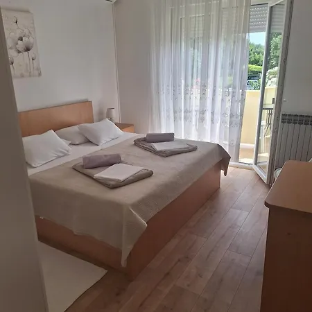 Guest house And With Parking Space Palit, Rab - 22221 Rab Town